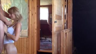 На даче раскрепощенная блондинка встала раком перед другом и дала отодрать себя в пизду на камеру