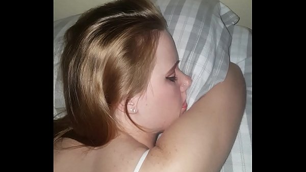 Не стал будить подружку блондинку и присунул спящей красавице в тугую анальную щель